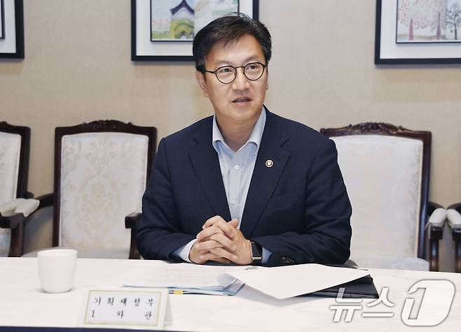 김범석 기획재정부 장관 직무대행이 16일 서울 종로구 정부서울청사에서 열린 '제45차 물가관계차관회의'를 주재하고 있다. (기획재정부 제공. 재판매 및 DB 금지) 2025.5.16/뉴스1