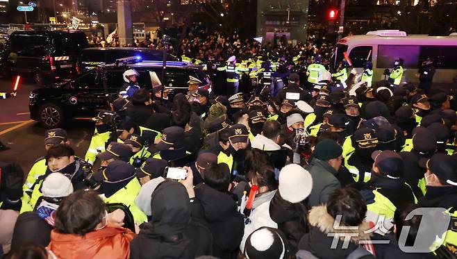 내란 우두머리 혐의로 체포된 윤석열 대통령이 18일 오후 서울 마포구 서울서부지방법원에서 영장실질심사를 받았다. 윤 대통령에 대한 영장심사가 끝난 뒤 호송차량을 비롯한 경호차량들이 법원을 빠져나가고 있다.(공동취재) 2025.1.18/뉴스1 ⓒ News1 민경석 기자