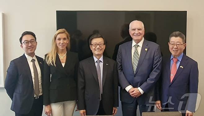 한국무역협회(KITA) 사절단이 15일(현지시간) 미국 워싱턴DC에서 미 하원 세입위원회 소속 위원인 마이크 켈리 의원, 베스 반 다인 의원과 연달아 면담했다. 사진 왼쪽부터 황은석 주성엔지니어링 사장, 베스 반 다인 연방 하원의원, 윤진식 회장, 마이크 켈리 연방 하원의원, 오석송 메타바이오메드 사장.(무협 제공) ⓒ News1 류정민 특파원