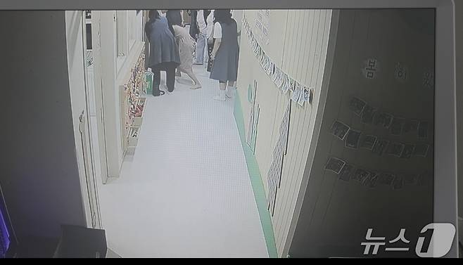 아이에게 응급처치를 하고 있는 어린이집 원장과 교사들(김영숙 원장 제공.재판매 및 DB 금지)