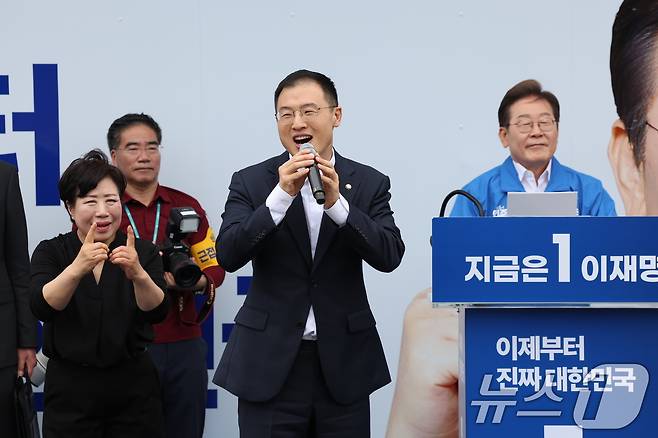 무소속 김상욱 의원이 16일 오전 전북 익산시 익산역 동부광장에서 열린 이재명 더불어민주당 대통령 후보 유세장을 찾아 발언을 하고 있다. 2025.5.16/뉴스1 ⓒ News1 이재명 기자