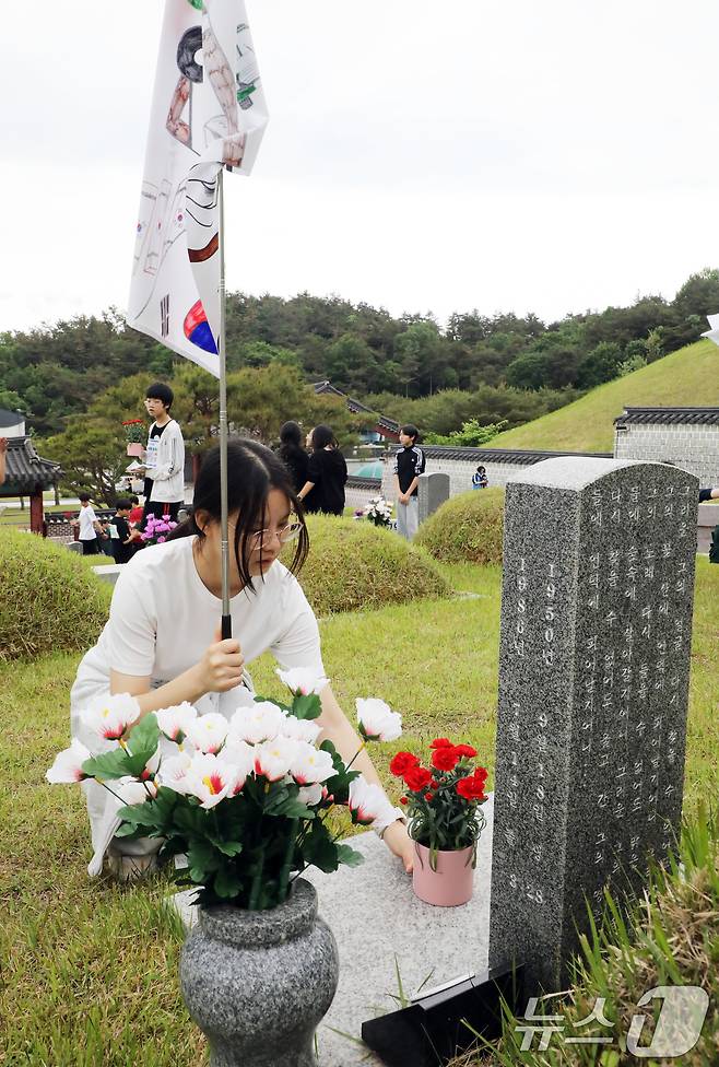 제45주년 5·18민주화운동 기념일을 이틀 앞둔 16일 광주 북구 운정동 국립 5·18민주묘지에서 '오월의 꽃이 피었습니다' 행사가 진행되고 있다. 2025.5.16/뉴스1 ⓒ News1 이수민 기자