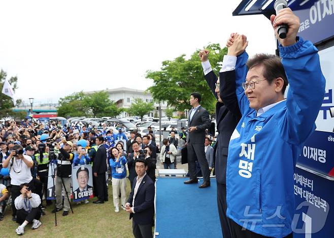 이재명 더불어민주당 대통령 후보가 16일 오전 전북 익산시 익산역 동부광장에서 무소속 김상욱 의원과 함께 유세하고 있다. (공동취재) 2025.5.16/뉴스1 ⓒ News1 이재명 기자