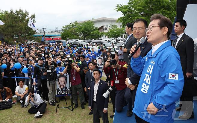 이재명 더불어민주당 대통령 후보가 16일 오전 전북 익산시 익산역 동부광장에서 무소속 김상욱 의원과 함께 유세하고 있다. (공동취재) 2025.5.16/뉴스1 ⓒ News1 이재명 기자