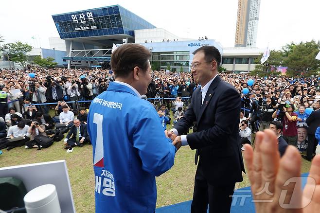 이재명 더불어민주당 대통령 후보가 16일 오전 전북 익산시 익산역 동부광장에서 무소속 김상욱 의원을 만나 악수를 나누고 있다. (공동취재) 2025.5.16/뉴스1 ⓒ News1 이재명 기자