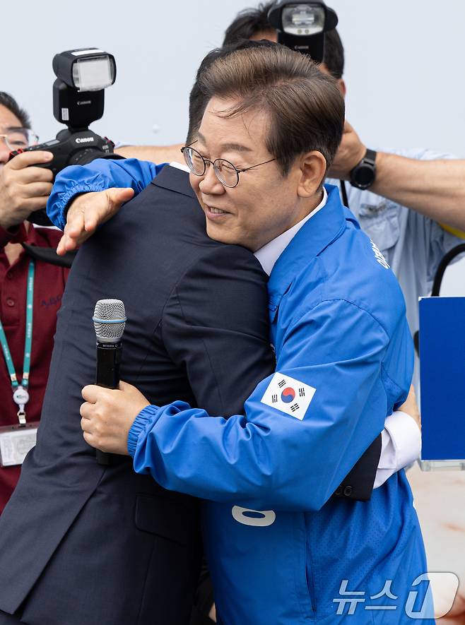 이재명 더불어민주당 대통령 후보가 16일 오전 전북 익산시 익산역 동부광장에서 김상욱 무소속 의원과 포옹을 나누고 있다. 2025.5.16/뉴스1 ⓒ News1 이재명 기자
