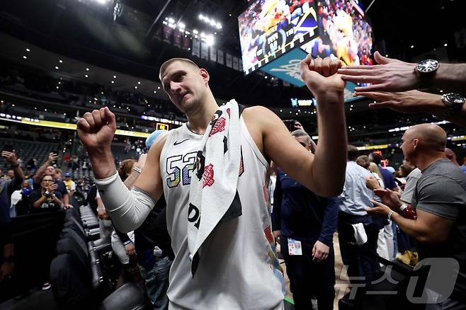 덴버 너기츠의 센터 니콜라 요키치가 16일(한국시간) 열린 오클라호마시티 선더와의 2024-25 NBA 서부 콘퍼런스 플레이오프 2라운드 6차전에서 29점 14리바운드 8어시스트로 맹활약하며 팀 승리를 이끌었다. ⓒ AFP=뉴스1