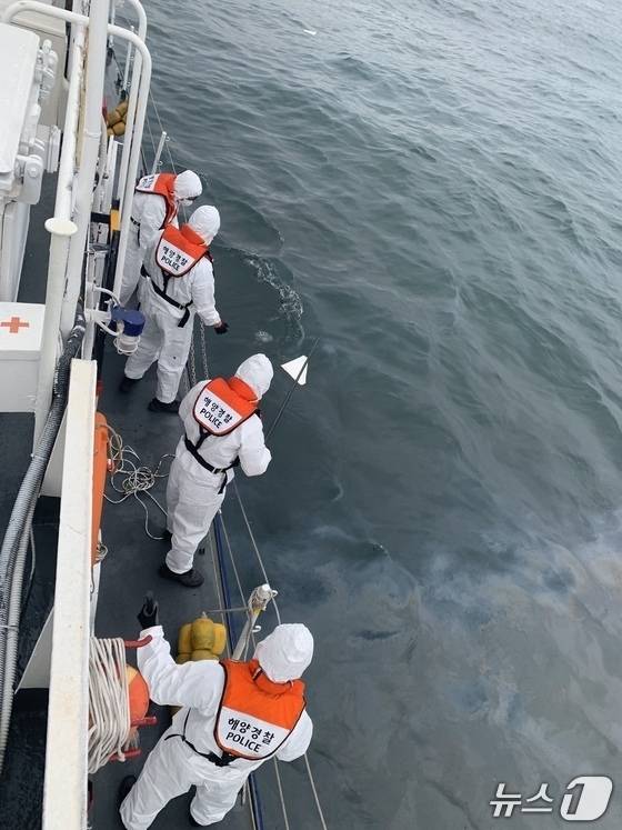15일 부산 영도구 생도 남서방 2.5해리 기름 유출 현장에서 해경이 방제작업을 하고 있다.(부산해경 제공. 재판매 및 DB 금지)