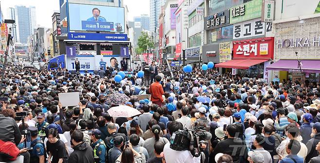 이재명 더불어민주당 대선 후보가 13일 대구 동성로 거리에서 집중 유세를 하고 있다. (공동취재) 2025.5.13/뉴스1 ⓒ News1 안은나 기자