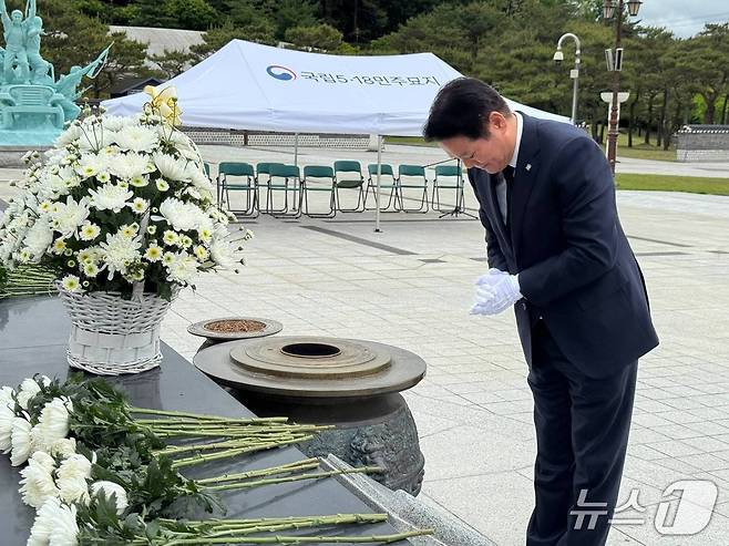 16일 최대호 경기 안양시장이 광주 국립5·18민주묘지를 찾아 헌화한 뒤 묵념을 올리고 있다./최대호 시장 페이스북 캡처