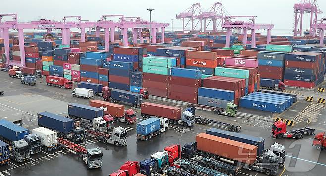 16일 인천시 연수구 인천신항에서 컨테이너 상·하역 작업이 이뤄지고 있다.  2025.5.16/뉴스1 ⓒ News1 김진환 기자