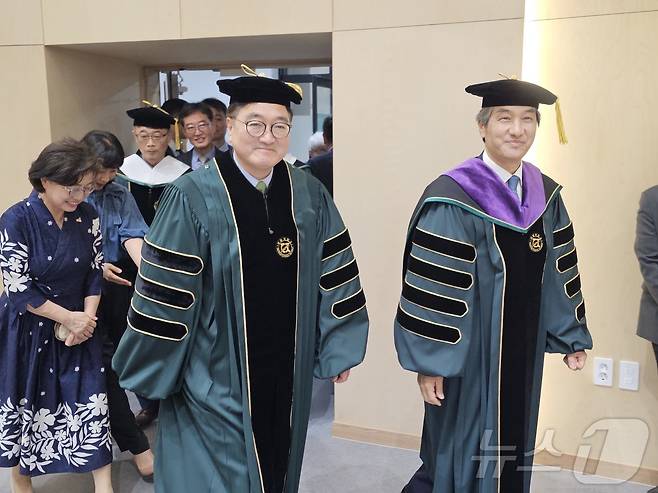 우원식 국회의장과 이근배 전남대 총장이 16일 명예박사학위식이 열린 전남대 용봉홀로 들어서고 있다. 2025.5.16/뉴스1 ⓒ News1 서충섭 기자