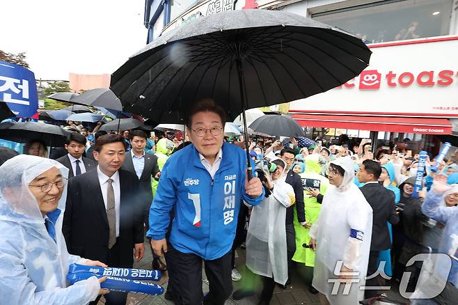 이재명 더불어민주당 대통령 후보가 16일 오후 전북 전주시 전북대학교 앞에서 집중유세를 펼치기 위해 무대로 오르고 있다. (공동취재) 2025.5.16/뉴스1 ⓒ News1 이재명 기자