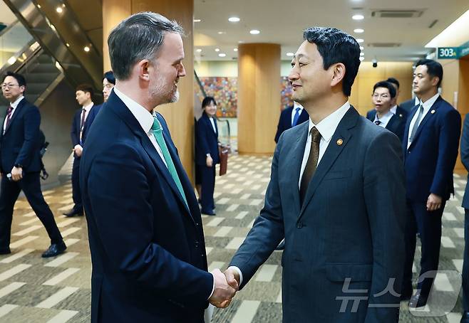 안덕근 산업통상자원부 장관이 16일 오후 제주 서귀포시 제주국제컨벤션센터(ICC)에서 제이미슨 그리어(Jamieson Greer) 미국 무역대표부(USTR) 대표와 악수를 나누고 있다. (산업통상자원부 제공. 재판매 및 DB 금지) 2025.5.16/뉴스1