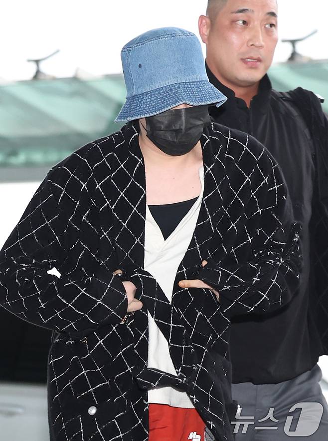 빅뱅 지드래곤이 해외 일정을 위해 16일 인천국제공항을 통해  필리핀 마닐라로 출국하고 있다. ⓒ News1 권현진 기자