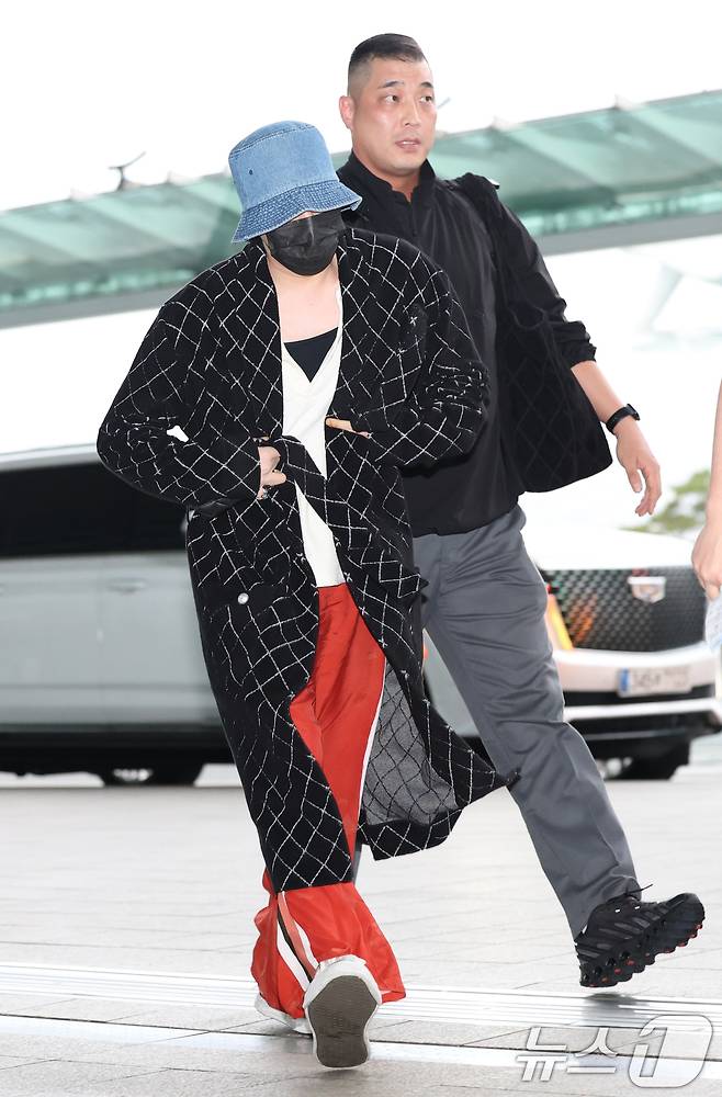 빅뱅 지드래곤이 해외 일정을 위해 16일 인천국제공항에 비행기 출발 시간 10분 전에 도착해 출국장으로 이동하고 있다. ⓒ News1 권현진 기자
