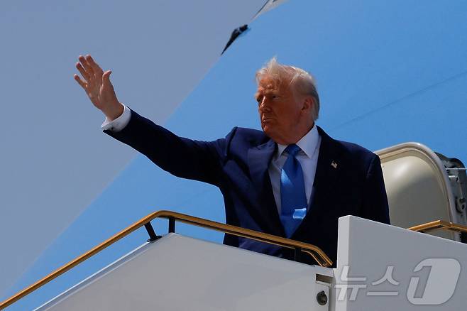 도널드 트럼프 미국 대통령이 16일(현지시간) 아랍에미리트(UAE) 아부다비에서 미국으로 돌아가는 에어포스원(미국 대통령 전용기)에 오르고 있다. 2025.05.16 ⓒ 로이터=뉴스1 ⓒ News1 정지윤 기자