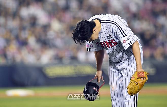 LG 선발투수 임찬규가 15일 잠실구장에서 열린 2025 KBO리그 키움과 경기 7회초 1사 자신의 투구에 맞고 출루하는 키움 카디네스에게 고개 숙여 사과하고 있다. 잠실 | 박진업 기자 upandup@sportsseoul.com