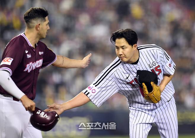 LG 선발투수 임찬규(오른쪽)가 15일 잠실구장에서 열린 2025 KBO리그 키움과 경기 7회초 1사 자신의 투구에 맞고 출루하는 키움 카디네스에게 찾아가 사과하고 있다. 잠실 | 박진업 기자 upandup@sportsseoul.com