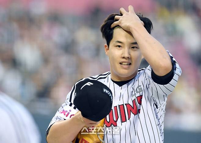 LG 선발투수 임찬규가 15일 잠실구장에서 열린 2025 KBO리그 키움과의 경기 4회초 2사 1루 상황에서 키움 푸이그의 타구를 잡아낸 3루수 문보경의 호수비로 이닝을 마친 뒤 미소를 지으며 더그아웃으로 들어가고 있다. 잠실 | 박진업 기자 upandup@sportsseoul.com