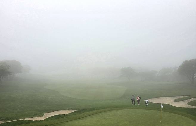 제주 서귀포 핀크스GC에 16일 짙은 안개가 뒤덮어 KPGA투어 SK텔레콤 오픈 2025 1라운드가 중단되고 있다. 사진 | KPGA