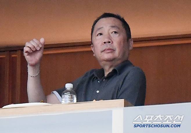 15일 대전 한화생명볼파크에서 열린 두산-한화전. 두산 베어스 박정원 구단주가 경기장을 방문해 관람하고 있다. 대전=정재근 기자 cjg@sportschosun.com/2025..5.15/