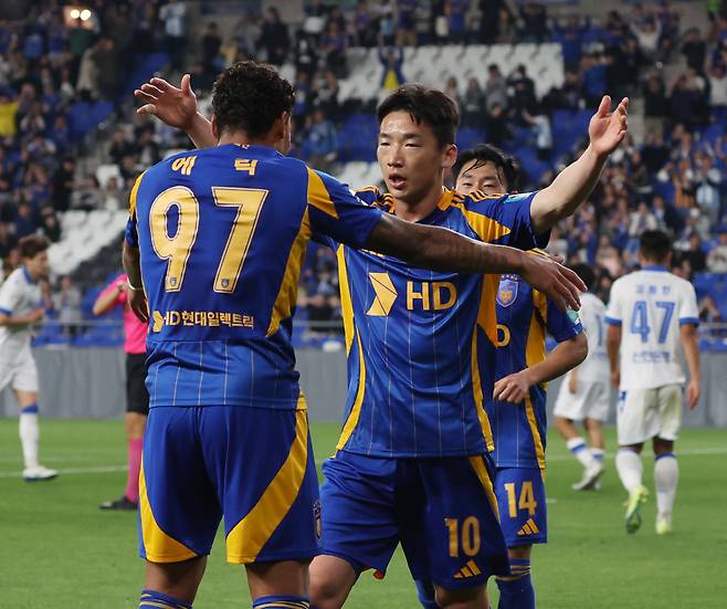 '골이다'

    (울산=연합뉴스) 김용태 기자 = 14일 울산 문수축구경기장에서 열린 2025 하나은행 코리아컵 16강 울산 HD와 인천 유나이티드의 경기에서 울산 김민우가 팀의 세 번째 골을 넣고 에릭과 기뻐하고 있다. 2025.5.14