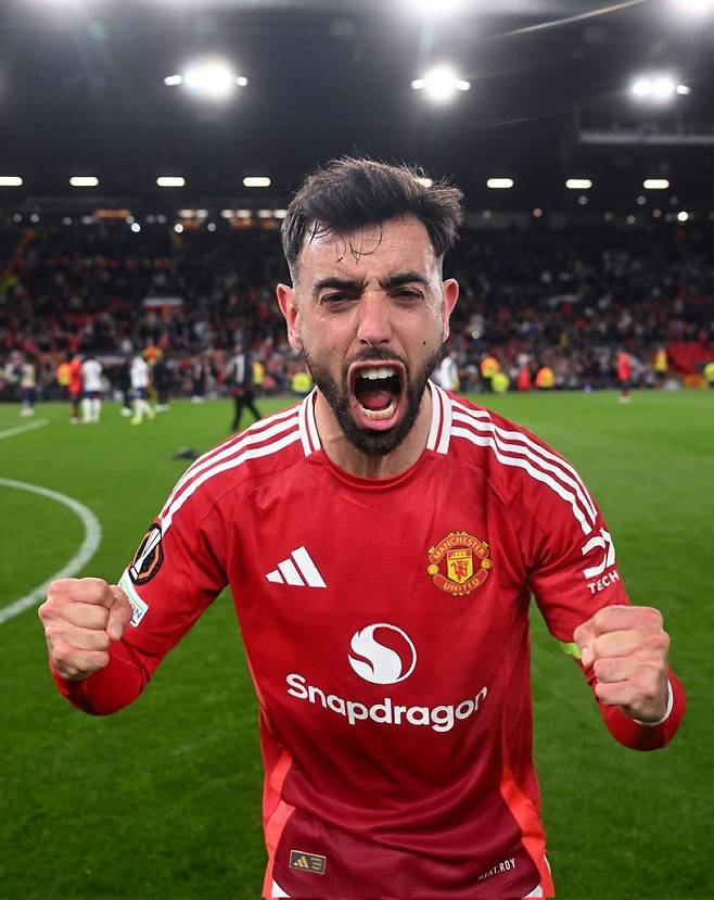 [스포츠조선 강우진 기자]브루노 페르난데스의 이적설이 끊이질 않고 있다. 맨체스터 유나이티드가 페르난데스의 이탈에 대비해 아틀레틱 빌바오의 오이한 산세트 영입을 계속해서 추진하면서 주장이 팀을 이탈하는 것이 아니냐는 우려가 나온다.

영국 기브미스포츠는 '맨체스터 유나이티드가 올여름 이적 시장에서 아틀레틱 빌바오의 스타 오이한 산세트 영입을 추진할 수 있다고 한다'라고 보도했다. 이는 브루노 페르난데스가 팀을 떠날 가능성에 대비한 플랜 B로 해석되지만, 현실이 될 수도 있다. 사진=SNS