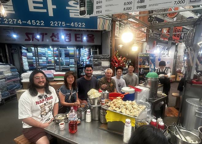 미치 화이트(왼쪽에서 세번째)와 가족들. 사진=SSG 랜더스