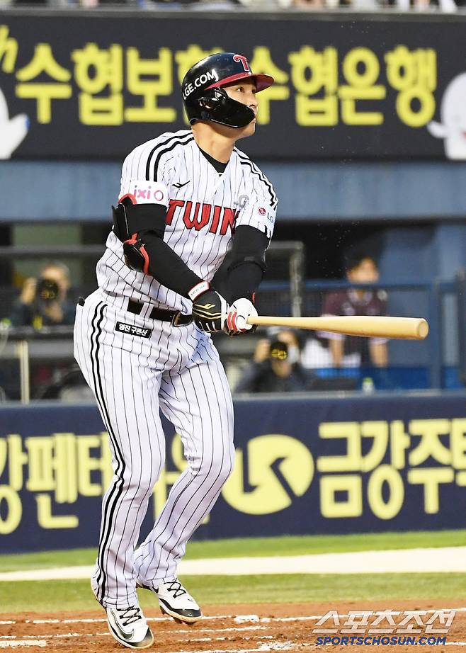 불리한 카운트에서 몸 쪽 깊은 슬라이더를 기가 막히게 타격한 오지환.