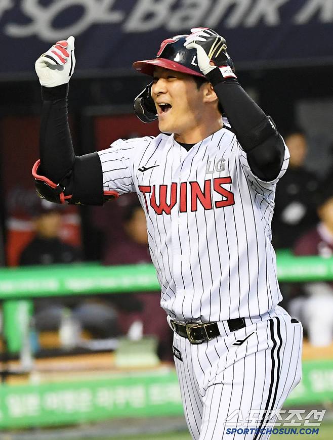 오지환은 선제 투런포를 터뜨린 뒤 환호했다.