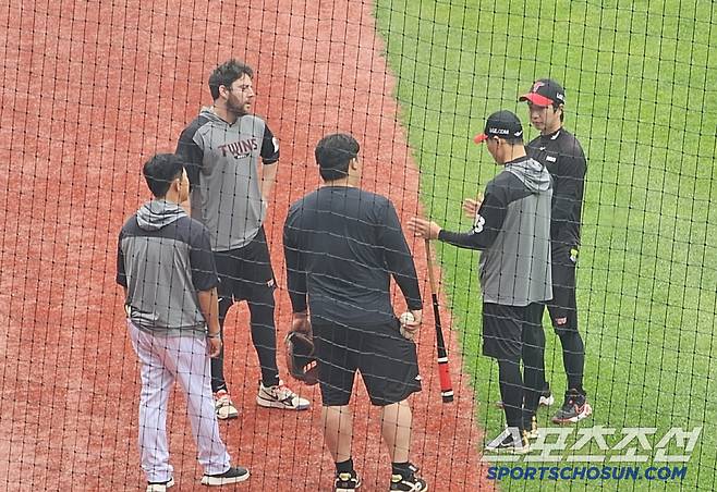 LG 오스틴 딘이 16일 훈련을 앞두고 먼저 나와 김일경 코치로부터 가벼운 펑고를 받은 뒤 얘기를 나누고 있다. 잠실=권인하 기자