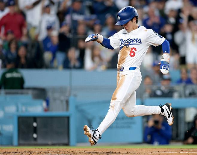 김혜성이 2회말 무키 베츠의 적시타로 홈을 밟고 있다. AFP연합뉴스