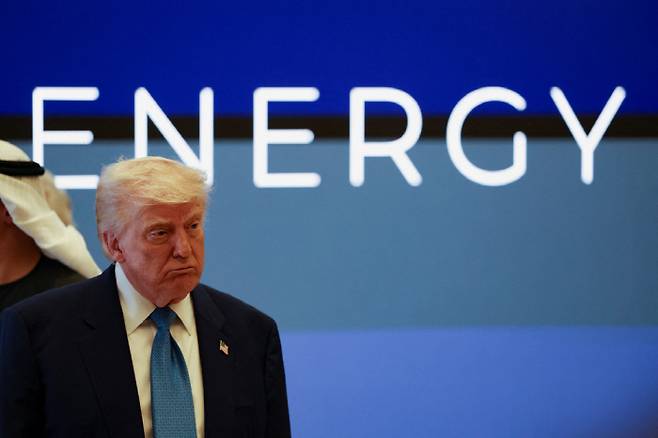 16일(현지시각) 도널드 트럼프 미국 대통령이 중동 방문의 마지막 일정으로 UAE 아부다비의 카스르 알 와탄에서 열린 비즈니스 포럼에 참석한 모습.로이터연합뉴스