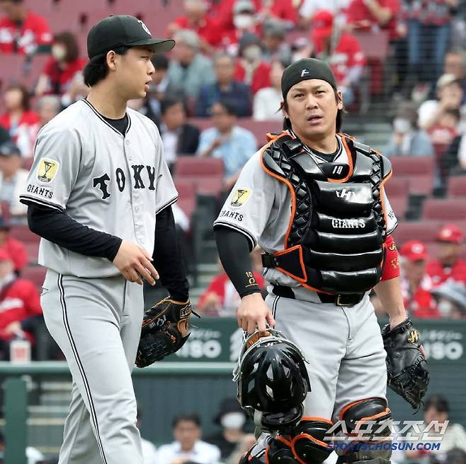 개막부터 5경기 연속 무실점을 기록한 야마사키. 15일 히로시마전에서 고조노에 만루 홈런을 맞고 시즌 첫패를 당했다. 포수 가이와 이야기를 나누고 있는 야마사키. 사진캡처=요미우리 자이언츠 SNS