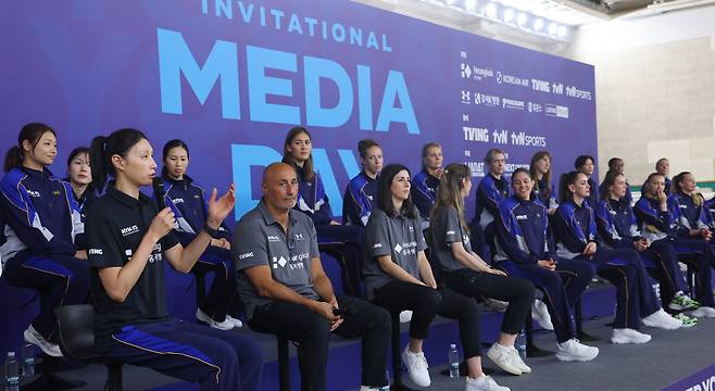 질문에 답하는 김연경. (인천=연합뉴스) 임순석 기자 = 김연경이 16일 인천 삼산월드체육관에서 열린 'KYK 인비테이셔널 2025 미디어데이'에서 취재진의 질문에 답하고 있다. 2025.5.16 soonseok02@yna.co.kr 

<저작권자(c) 연합뉴스, 무단 전재-재배포, AI 학습 및 활용 금지>