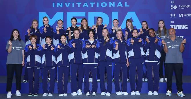 기념 촬영하는 김연경과 세계올스타팀. (인천=연합뉴스) 임순석 기자 = 김연경이 16일 인천 삼산월드체육관에서 열린 'KYK 인비테이셔널 2025 미디어데이'에서 김연경과 여자배구 세계올스타 선수들이 기념 촬영하고 있다. 2025.5.16 soonseok02@yna.co.kr

<저작권자(c) 연합뉴스, 무단 전재-재배포, AI 학습 및 활용 금지>