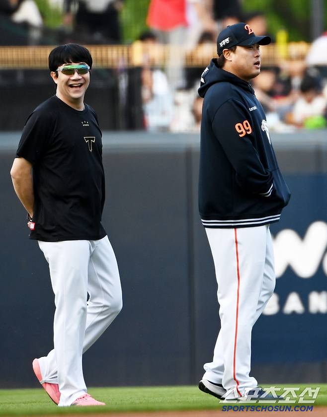 2일 광주KIA챔피언스필드에서 열린 한화와 KIA의 경기, KIA 양현종과 한화 류현진이 만나 이야기를 나누고 있다. 광주=허상욱 기자wook@sportschosun.com/2025.05.02/