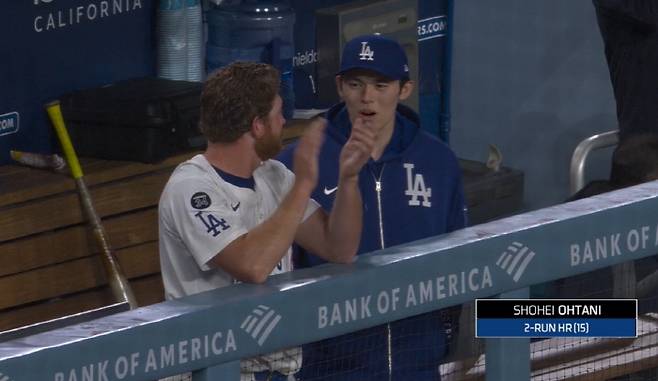 사사키 로키가 4회말 오타니의 중월 투런포가 큼지막하게 터지자 믿기 어렵다는 표정을 짓고 있다. 사진=MLB.TV 캡처