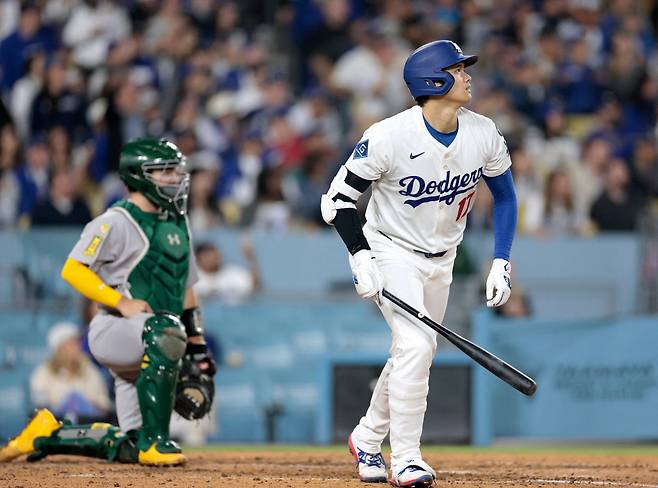 오타니 쇼헤이가 4회말 중월 투런홈런을 날린 뒤 타구를 바라보며 배트를 내려놓고 있다. AFP연합뉴스