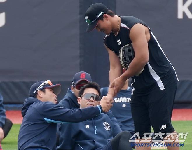 11일 수원 KT위즈파크. KT 안현민의 몸을 보며 놀라는 전준우. 수원=정재근 기자 cjg@sportschosun.com/2025..5.11/