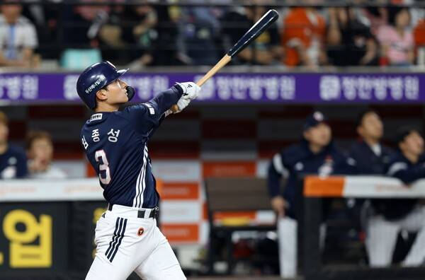 타격하는 임종성. ⓒ두산 베어스