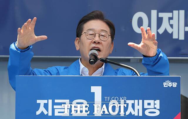 이재명 더불어민주당 대선 후보가 14일 부산시 부산진구 서면젊음의거리에서 열린 부산유세에서 해양수산부 부산 이전 등을 약속하고 있다. /배정한 기자