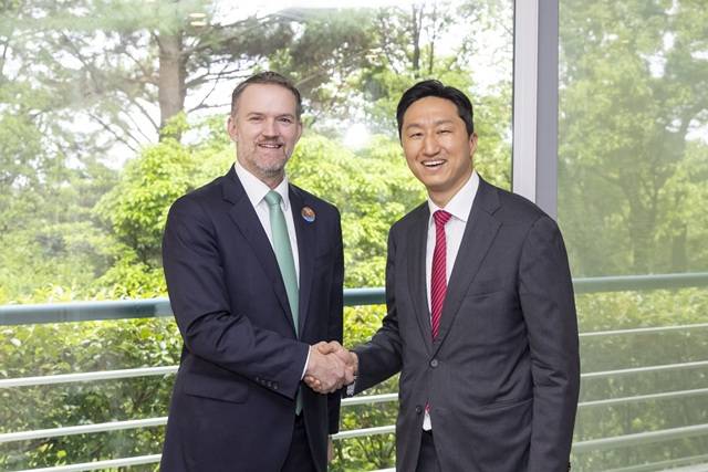 정기선 HD현대 수석부회장이 제이미슨 그리어 미국 무역대표부(USTR) 대표와 16일 만나 한·미 간 조선산업 협력 방안에 대해 논의했다. /HD현대