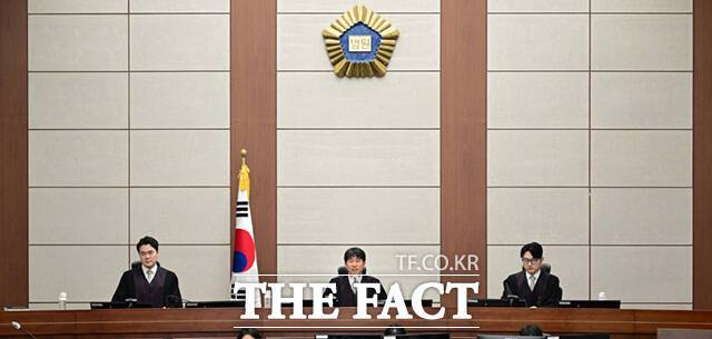 유흥주점 접대 의혹이 제기된 지귀연 서울중앙지법 부장판사에 대한 고발장이 잇달아 접수되고 있다. 지 판사는 정치권에서 시작된 의혹으로 대법원 감사와 수사기관 수사를 모두 받게 됐다. /사진공동취재단