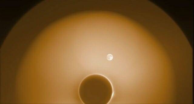 펀치의 NFI 관측 장비가 4월 27일 시운전 중 포착한 태양을 지나는 초승달 모습. 이 사진에서 초승달은 지구에서 달에 반사되는 햇빛 ‘지구광(Earthshine)’에 의해 비추어져 보름달처럼 보인다. 아래쪽의 어두운 원은 태양을 가리는 NFI의 오큘터의 그림자다. (출처=NASA/SwRI)