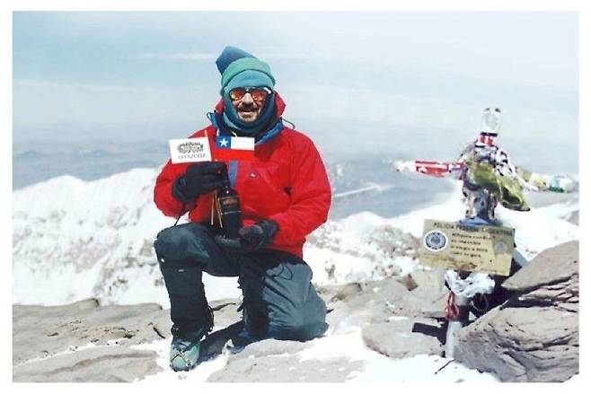 돈 막시미아노와 함께 아콩카과산 정상에 선 에두아르도 채드윅(Eduardo Chadwick) 에라주리즈 회장.