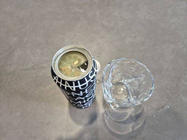 레몬으로 꽃잎 하나가 떨어진 피스마이너스원 로고를 형상화했다. 레몬은 뚜껑을 연 뒤 3~5초 뒤 떠오른다. 이민지 기자.