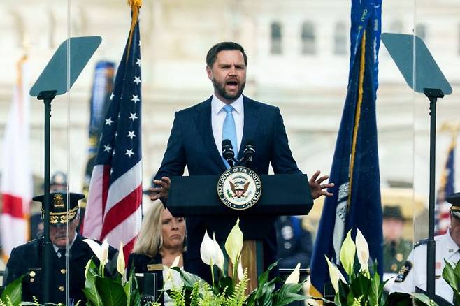 밴스 부통령의 바티칸 방문을 두고 일각선 두 사람의 만남에서 어떤 대화가 오갈지에 대해서도 궁금증이 커지고 있다. EPA·연합뉴스