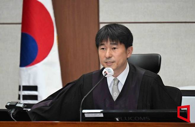 윤석열 전 대통령이 21일 서울 서초동 서울중앙지법에서 열린 내란 우두머리 혐의 형사재판 2번째 공판에서 취재진들의 퇴장을 명령하고 있다.